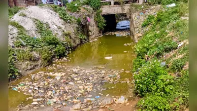 नहर चौक पर गंदे पानी और दुर्गंध से राहगीर परेशान