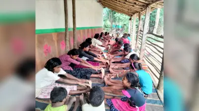 धातकीडीह गांव में बाल शिक्षा संगम : कंकड़-तिनकों से सीखा गणित, कहानियों से पढ़ाई में बढ़ी रुचि