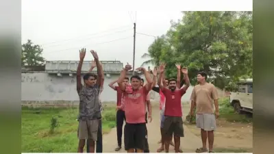 शंभुगंज में 20 साल से नहीं बदले बिजली पोल व तार, फूटा ग्रामीणों का गुस्सा, आंदोलन की चेतावनी