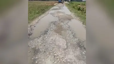 मुख्य सड़क गड्ढे में तब्दील, आवागमन बाधित