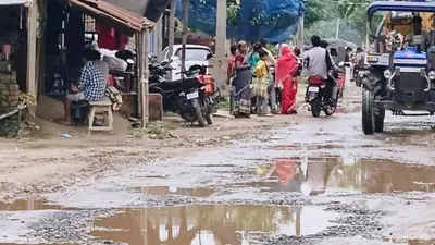 जर्जर सड़क से लोगों का आवागमन करना मुश्किल