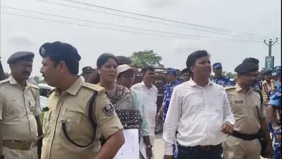 छापेमारी में बालू व मिट्टी जब्त