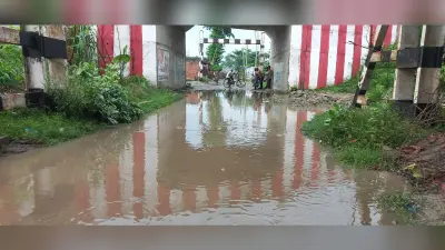 हल्की बारिश ने खोल दी प्रधानमंत्री सड़क की पोल, जोल्हनियां में सड़क बनी तालाब