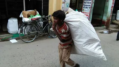 आज विश्व बालश्रम विरोधी दिवस पर विशेष: बालश्रम के रूप में सिसक रहा है बचपन