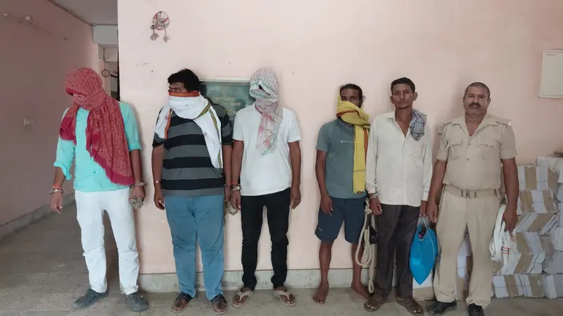 32 लीटर देसी शराब के साथ तीन तस्कर गिरफ्तार, तीन शराबी भी धराये