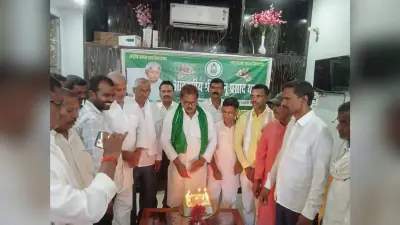 लालू प्रसाद यादव के 79वां जन्मदिन पर कार्यकर्ताओं ने काटा केक