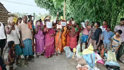 डीलर की मनमानी पर भड़के ग्रामीण, कम राशन देने का आरोप