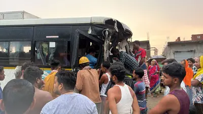 स्टीयरिंग फेल होने पर बस ट्रेलर से टकरायी, केबिन में फंसा चालक