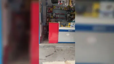 बौंसी में मोबाइल दुकान का शटर उठाकर लाखों की चोरी, लोगों के जागने पर औजार छोड़ भागे चोर