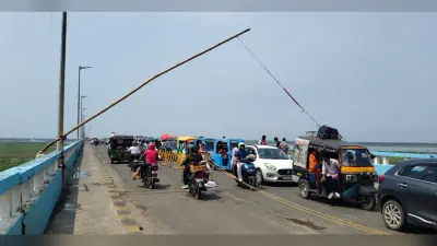 विक्रमशिला पुल पर मालवाहक वाहनों को रोकने के लिए लगा बैरियर