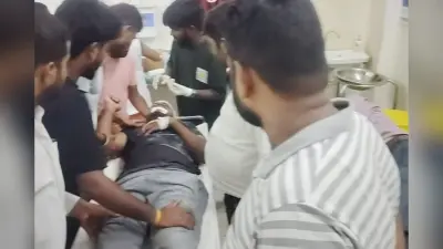 बांका में तेज रफ्तार बाइक खड़ी पिकअप से टकरायी, इलाज के दौरान युवक की मौत, दो घायल