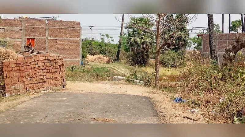 आठ वर्षों से अधूरी सड़क को मुख्य मार्ग से जोड़ने की मांग, डीएम को सौंपा आवेदन