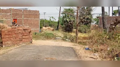 आठ वर्षों से अधूरी सड़क को मुख्य मार्ग से जोड़ने की मांग, डीएम को सौंपा आवेदन
