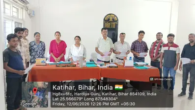 बाल श्रम को रेड कार्ड संदेश के साथ बच्चों के अधिकारों पर जोर