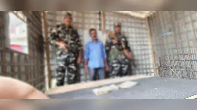 सीमा पर 4.53 लाख नेपाली रुपये के साथ गिरफ्तार