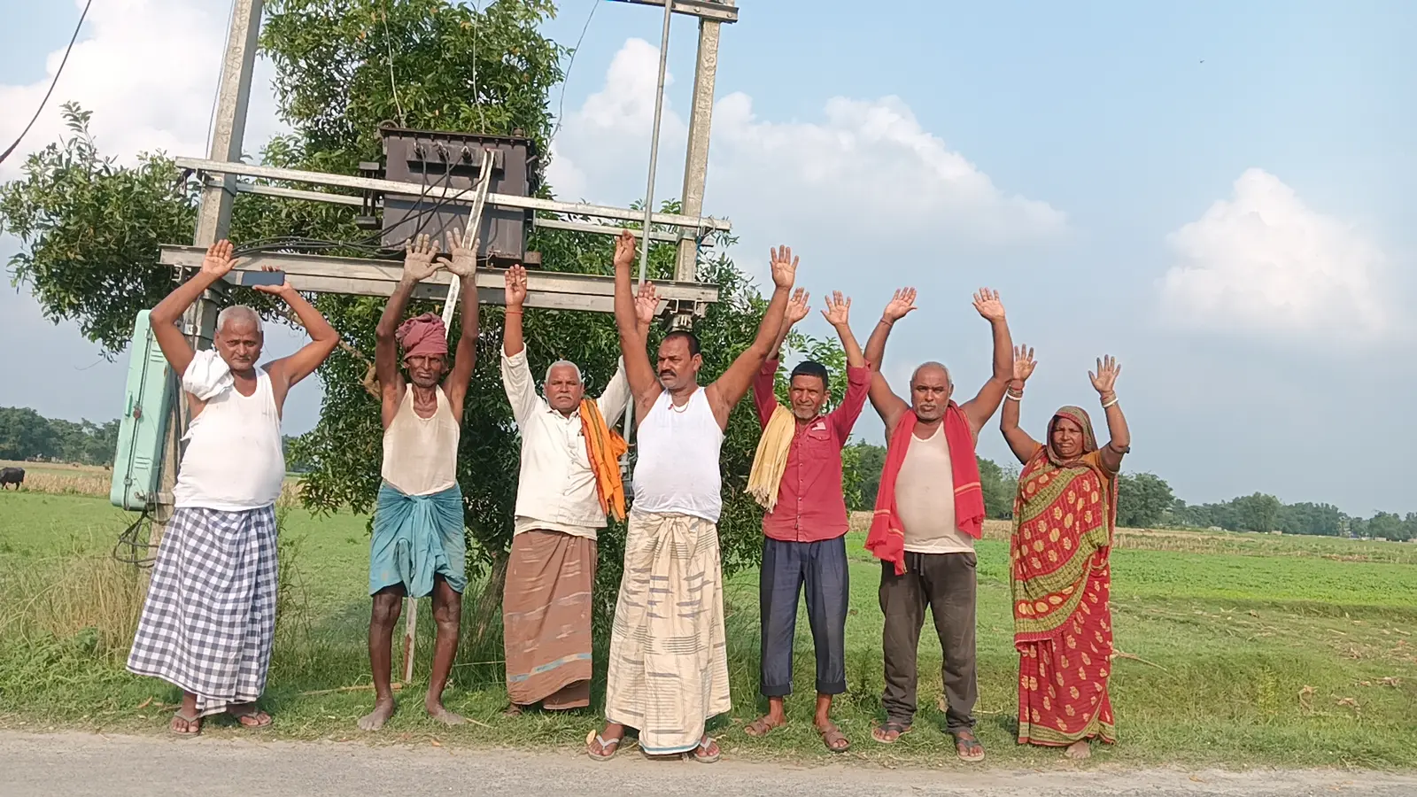 खेत तक एलटी तार नहीं पहुंचने पर प्रदर्शन