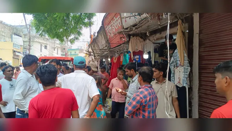 सड़क किनारे अस्थायी ढांचे व दुकानों को निगम ने कराया खाली