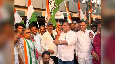 नीट पेपर लीक व जनविरोधी नीतियों के विरोध में कांग्रेसियों ने शहर में किया प्रदर्शन
