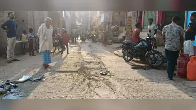 एक दशक पूर्व बनी सड़क गड्ढे में तब्दील, आवागमन हुआ जोखिम