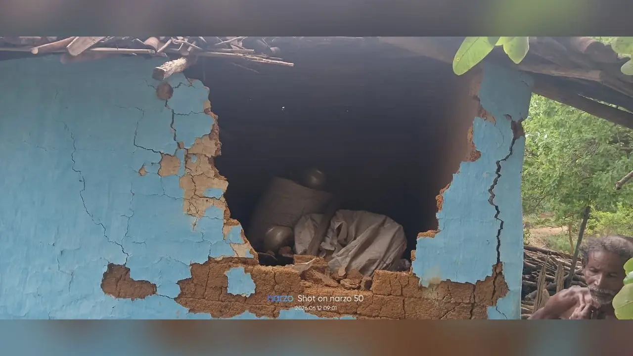 Chakradharpur News : सागजोड़ी व नावाडीह में हाथियों ने तोड़ीं दीवारें, ग्रामीणों ने खदेड़ा