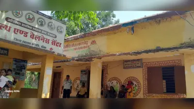 जर्जर भवन में चल रहा पंजवारा प्राथमिक स्वास्थ्य केंद्र, मरीजों और स्वास्थ्यकर्मियों की बढ़ी चिंता