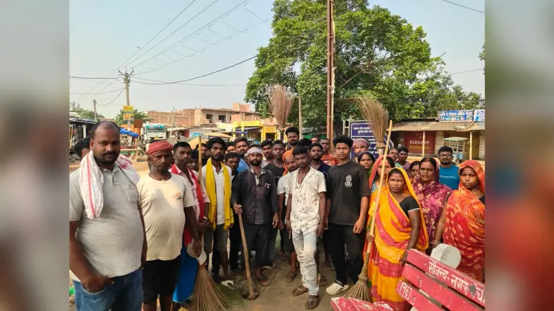 वेतन और सम्मान की मांग को लेकर सफाईकर्मियों का प्रदर्शन