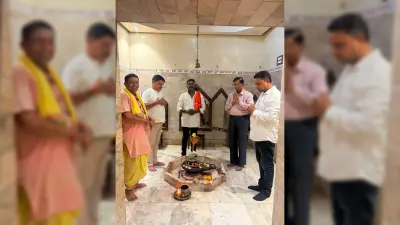 भाजपाइयों ने पीएम मोदी के 4399 दिन पूरे होने पर की पूजा
