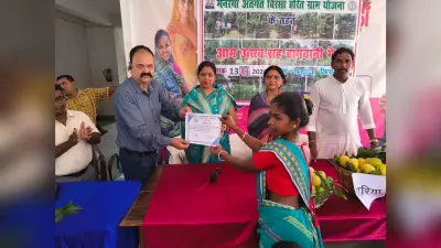 किसानों ने विभिन्न किस्मों के आम की प्रदर्शनी लगायी
