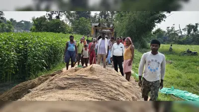 निर्माणाधीन पीसीसी सड़क में अनियमितता बरतने का ग्रामीणों ने लगाया आरोप