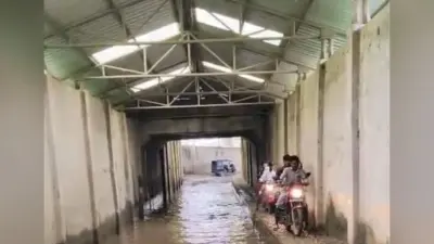 अंडर ग्राउंड रेल पुल में जलजमाव, राहगीर परेशान