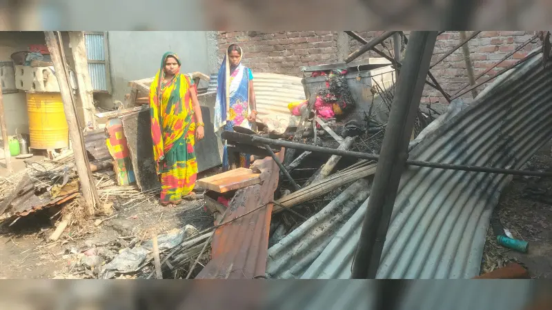 आग से दो घर जले, पांच लाख की क्षति