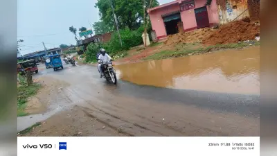 हल्की बारिश में ही सोनारायठाढ़ी मुख्य सड़क पर जलजमाव, लोगों ने निकासी नाला निर्माण की उठायी मांग