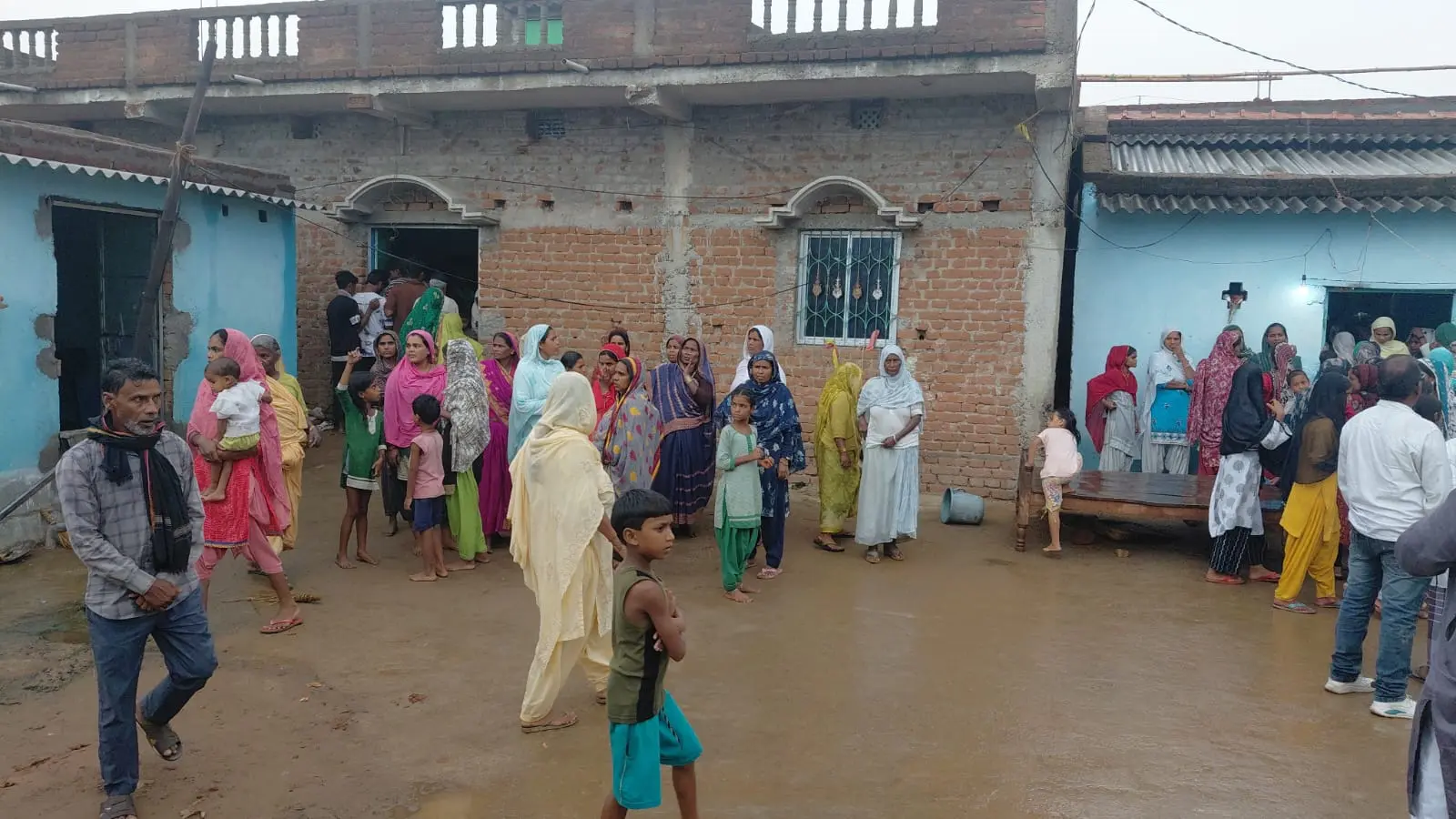 वज्रपात से एक बच्चे की मौत, दो भाई व पिता को लगा झटका