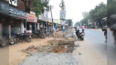 बिजली पोल शिफ्ट किये बगैर बैजनाथपुर व कुंडा में सड़क का हो रहा चौड़ीकरण