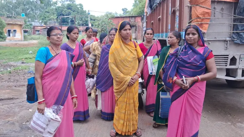 Giridih News :कम अनाज देने व आंगनबाड़ी सेविका के साथ अभद्र व्यवहार का विरोध