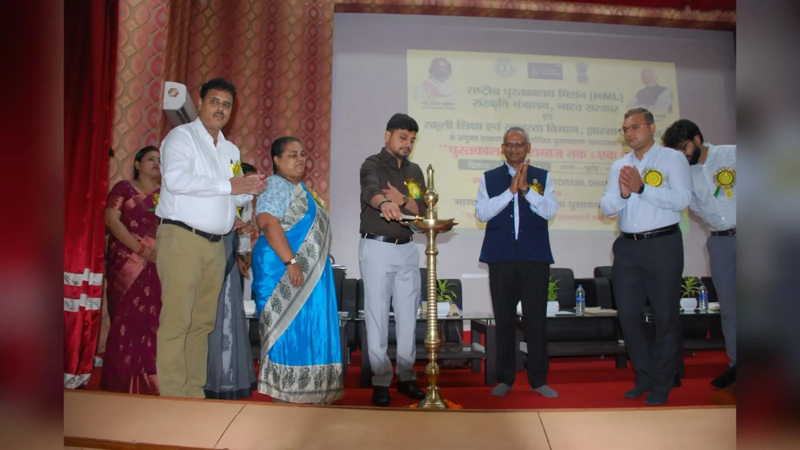 Dhanbad News: लक्ष्य पर केंद्रित रहने और एकाग्रता बढ़ाने के लिए किताबों से जुड़ना जरूरी : उपायुक्त