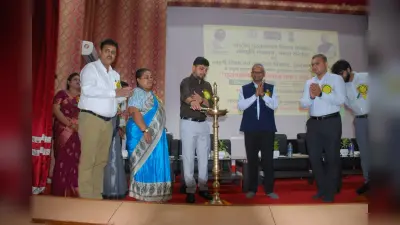 Dhanbad News: लक्ष्य पर केंद्रित रहने और एकाग्रता बढ़ाने के लिए किताबों से जुड़ना जरूरी : उपायुक्त