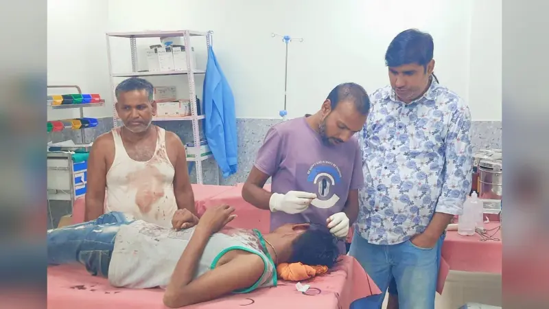 जमीनी विवाद में दो पक्षों के बीच हुई मारपीट, पिता-पुत्र सहित तीन लोग गंभीर रूप से हुए घायल, सीएचसी में चल रहा इलाज