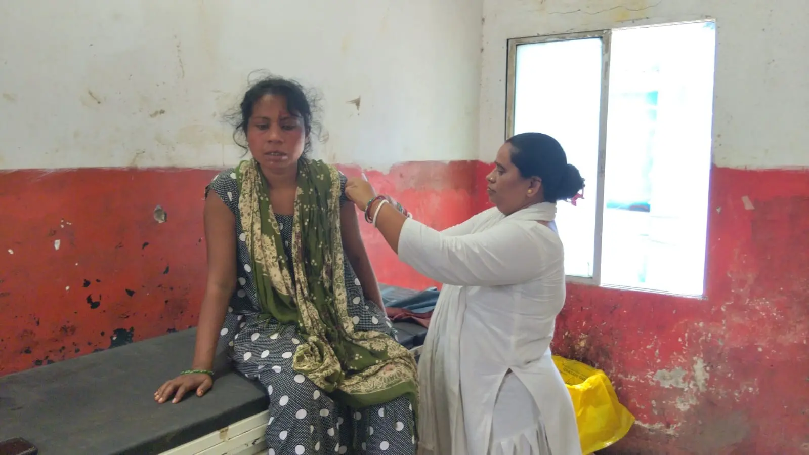 धक्का मारने का विरोध करने पर महिला को पीटकर किया जख्मी