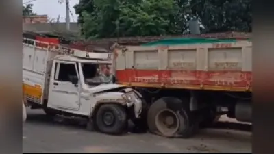 सड़क किनारे खड़े मालवाहक वाहन में पिकअप ने मारी टक्कर