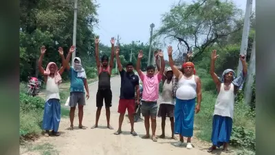 गिरधारा गांव होते सगुनी गांव तक जाने वाली सड़क पर पुलिया निर्माण में देरी से ग्रामीणों का फूटा आक्रोश ,किया विरोध प्रदर्शन