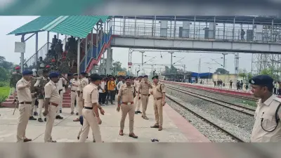 परीक्षा देने आये अभ्यर्थियों की भीड़ को देखते हुए रेलवे स्टेशन पर बढ़ाई गयी थी सुरक्षा