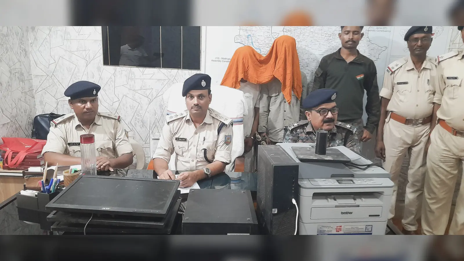 स्कूल से चोरी हुए सामान के साथ दो गिरफ्तार, एक निरुद्ध