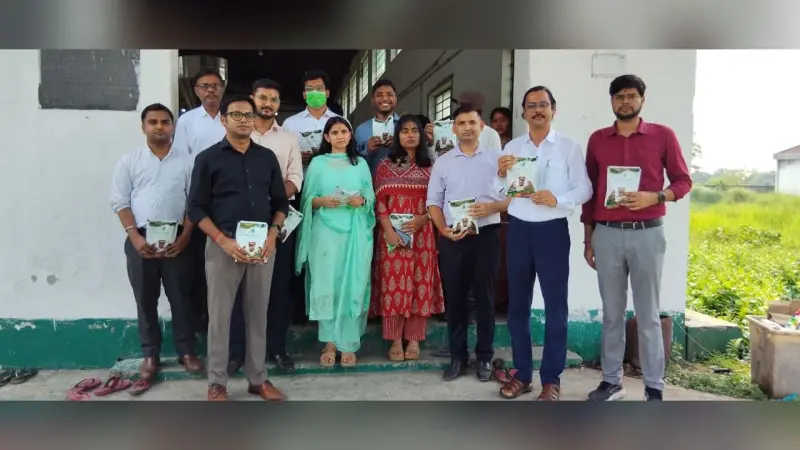 प्रशिक्षु आईएएस अधिकारियों ने जीविका दीदियों के संचालित टी फैक्ट्री का किया भ्रमण
