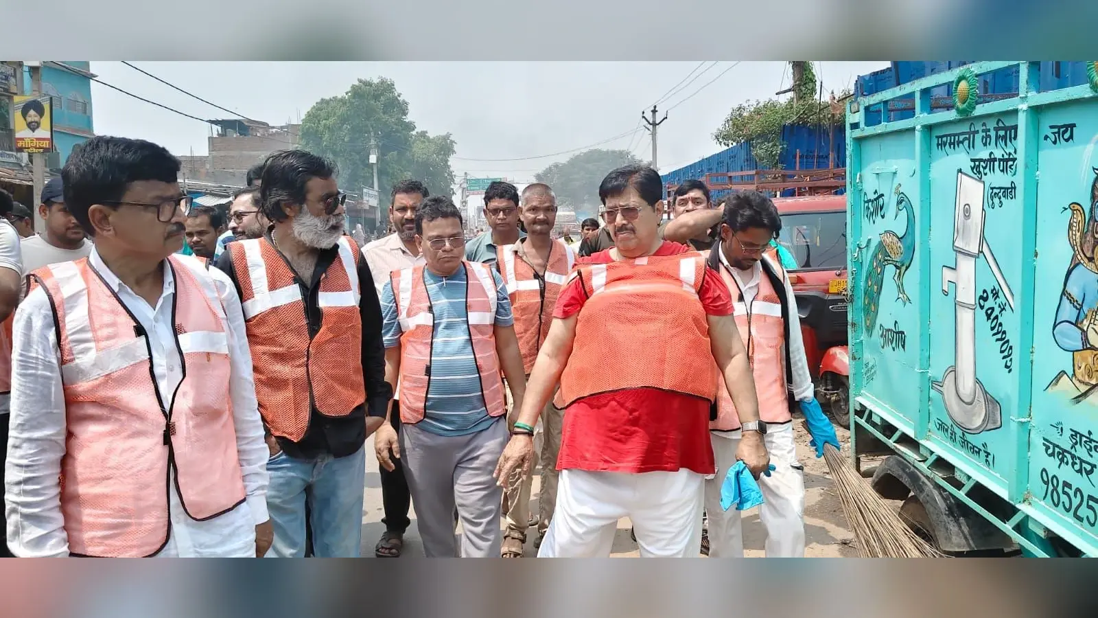 स्वच्छता को लेकर सारठ चौक पर विधायक ने चलाया अभियान