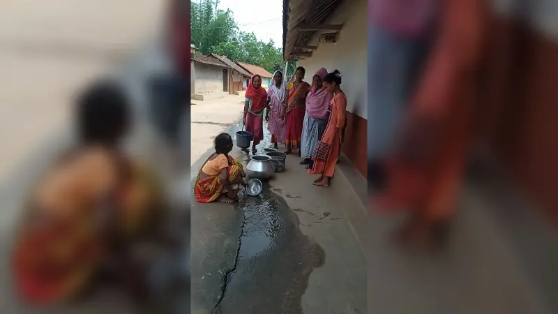 Jamshedpur News : 15 माह से फटा है जलापूर्ति योजना का पाइप, रोजाना बह रहा सैकड़ों लीटर पानी
