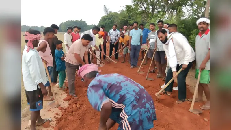ग्रामीणों ने श्रमदान कर जर्जर सड़क की मरम्मत की