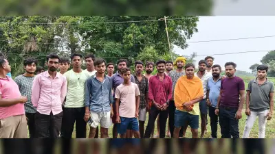 झुके बिजली तार को ठीक कराने की ग्रामीणों ने की मांग