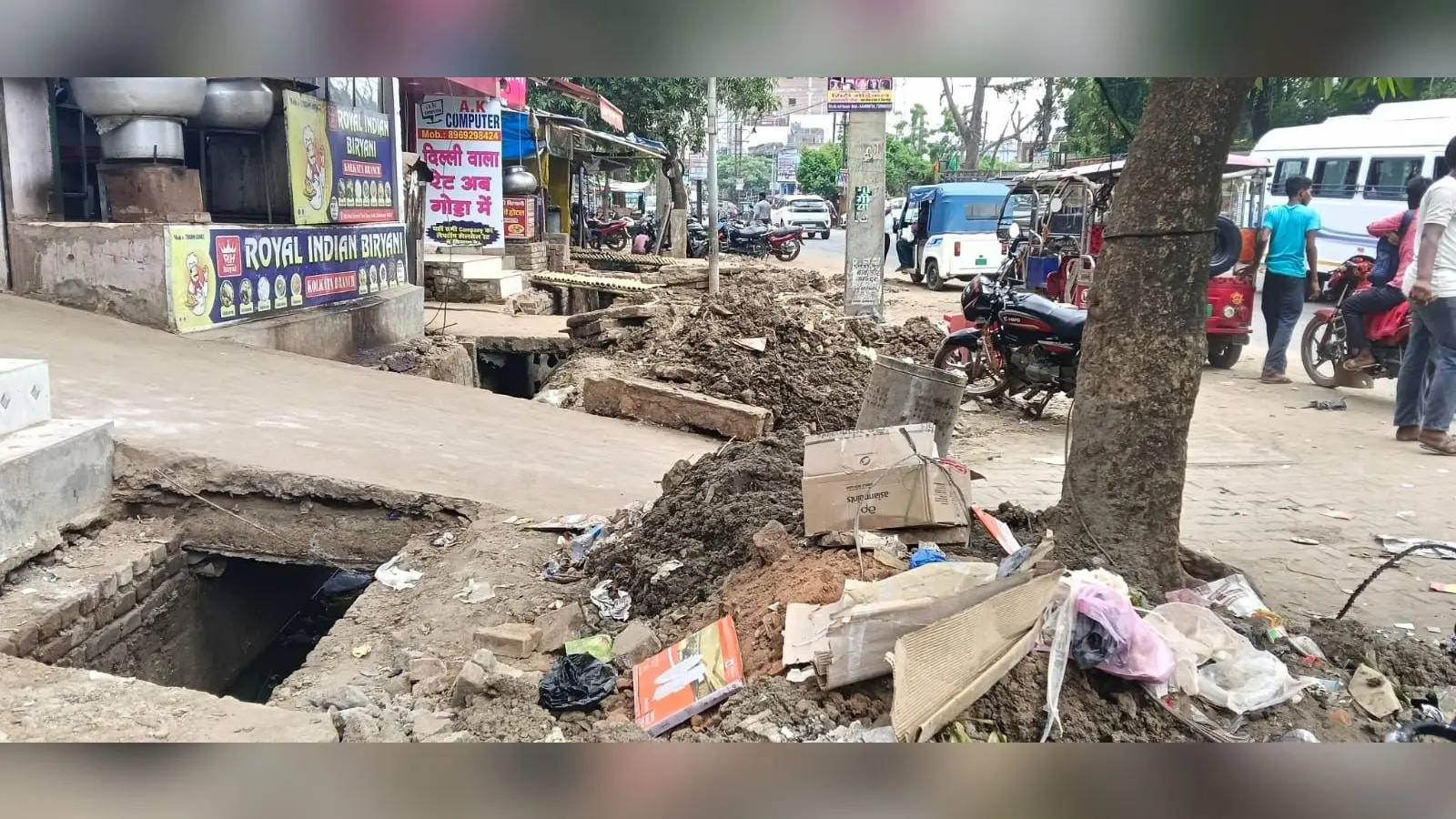 नाला सफाई के बाद सड़क किनारे छोड़ी जा रही गाद, लोगों की बढ़ी परेशानी