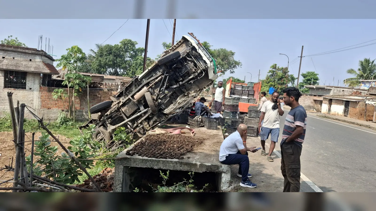 Giridih News :बेकाबू होकर पलटा आम लदा वाहन